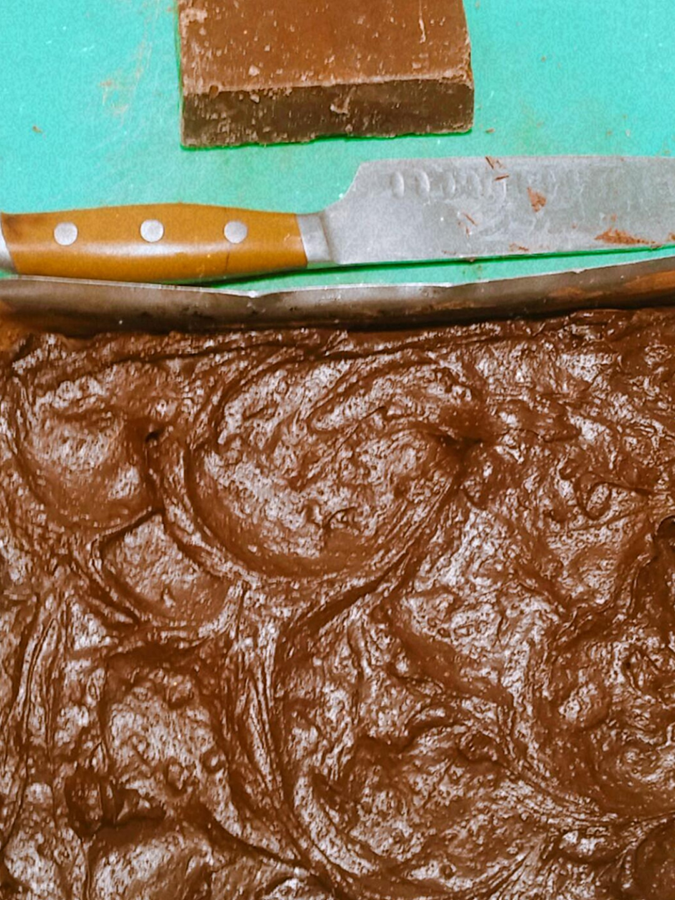 foto de um brownie vegano, uma faca e um pedaço maciço de chocolate