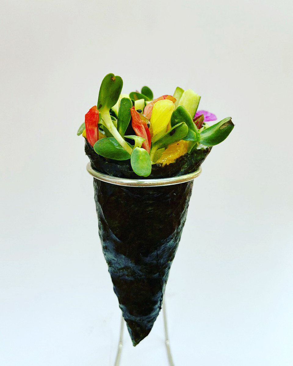 foto de um temaki vegano bem colorido com vegetais e frutas